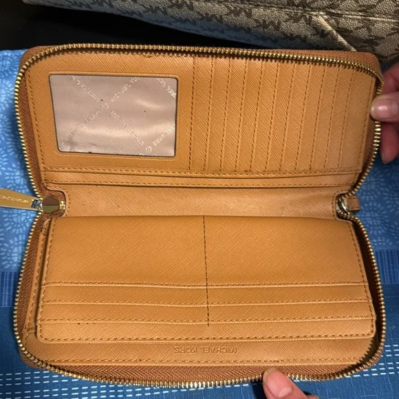 Michael Kors Cream Shoulder Bag with Signature Pattern - Picture 3 of 4